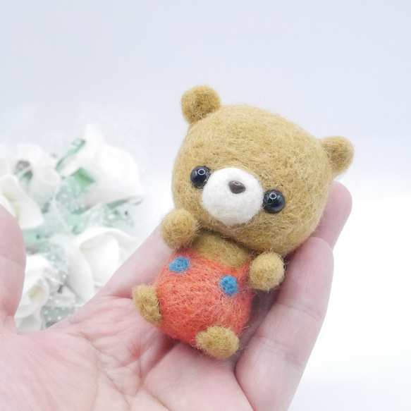 『赤いズボンのクマさん』羊毛フェルトマスコット 1枚目の画像