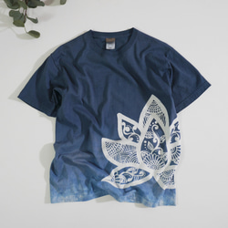 ロータス柄のろうけつ染めTシャツ( ユニセックスL-size) *navy tie-dye