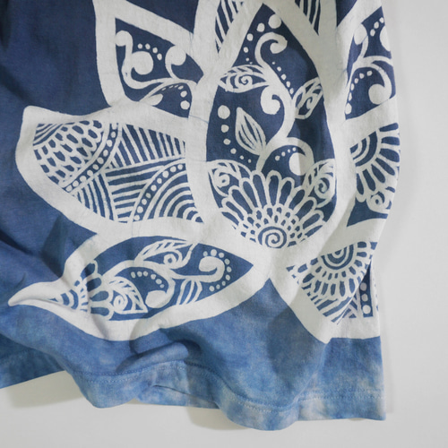 ロータス柄のろうけつ染めTシャツ( ユニセックスL-size) *navy tie-dye