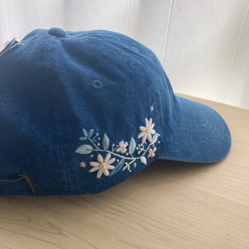 デニムブルー 花モチーフ キャップ 花刺繍のデニムキャップ キャップ tikutiku_tamago 通販
