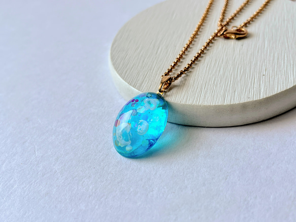 クラゲの夜空蓄光ネックレス（アクアブルー）/ 海 2枚目の画像