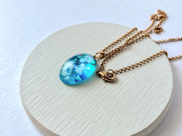 クラゲの夜空蓄光ネックレス（アクアブルー）/ 海 4枚目の画像