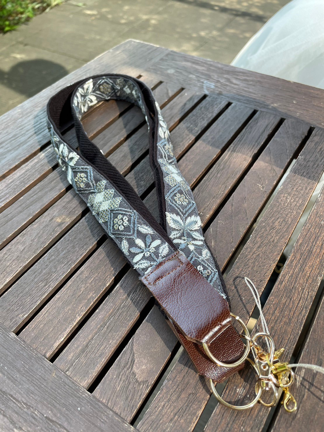 黒のインド刺繍リボンのスマホショルダー兼ハンディファン
