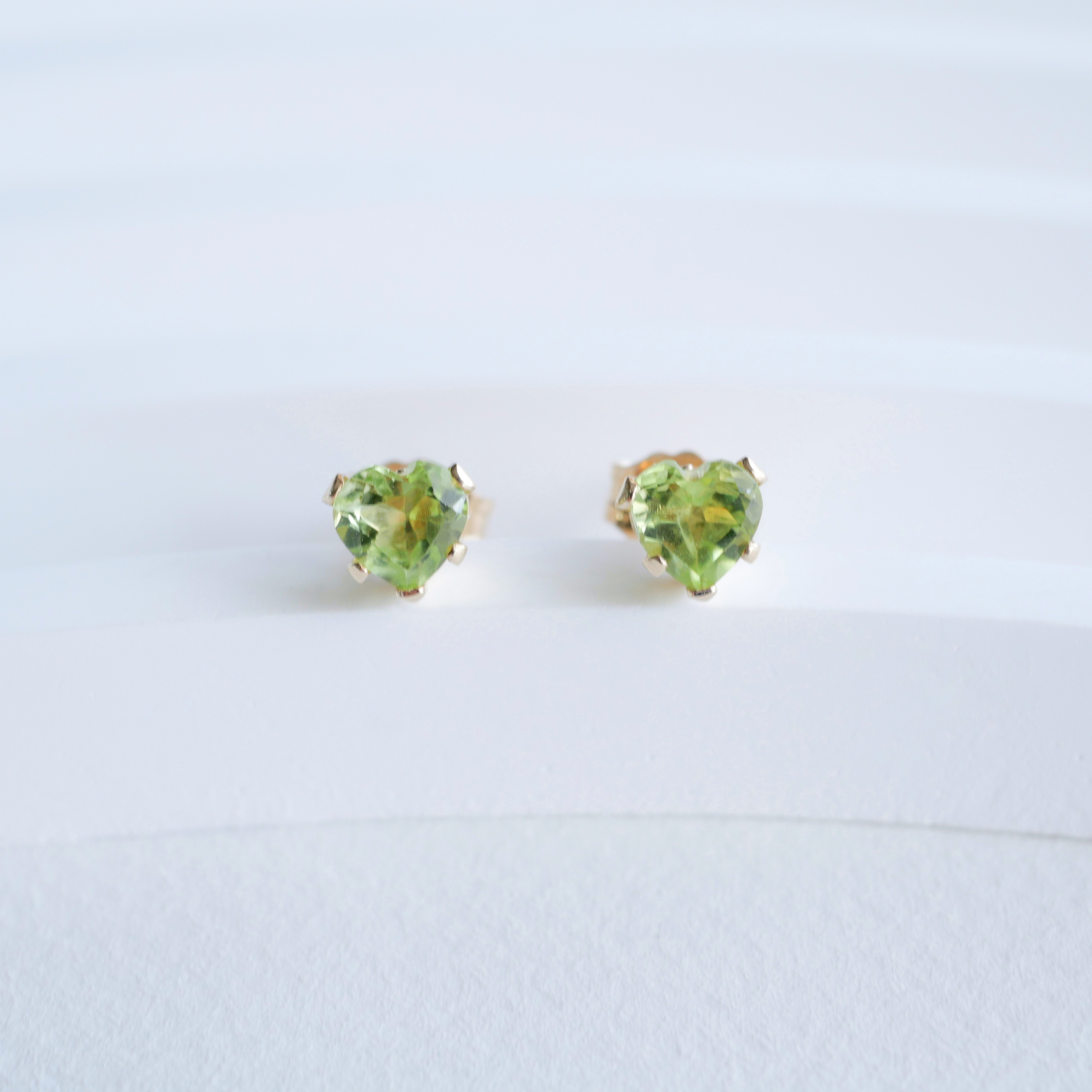 ペリドットの一粒ハートピアス 《14kgf》８月誕生石 ４ｍｍ　金属アレルギー対応　小さい　小粒