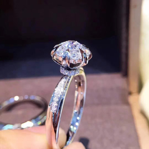 newデザイン】白金の薔薇 モアサナイト ダイヤリングK18ホワイト  