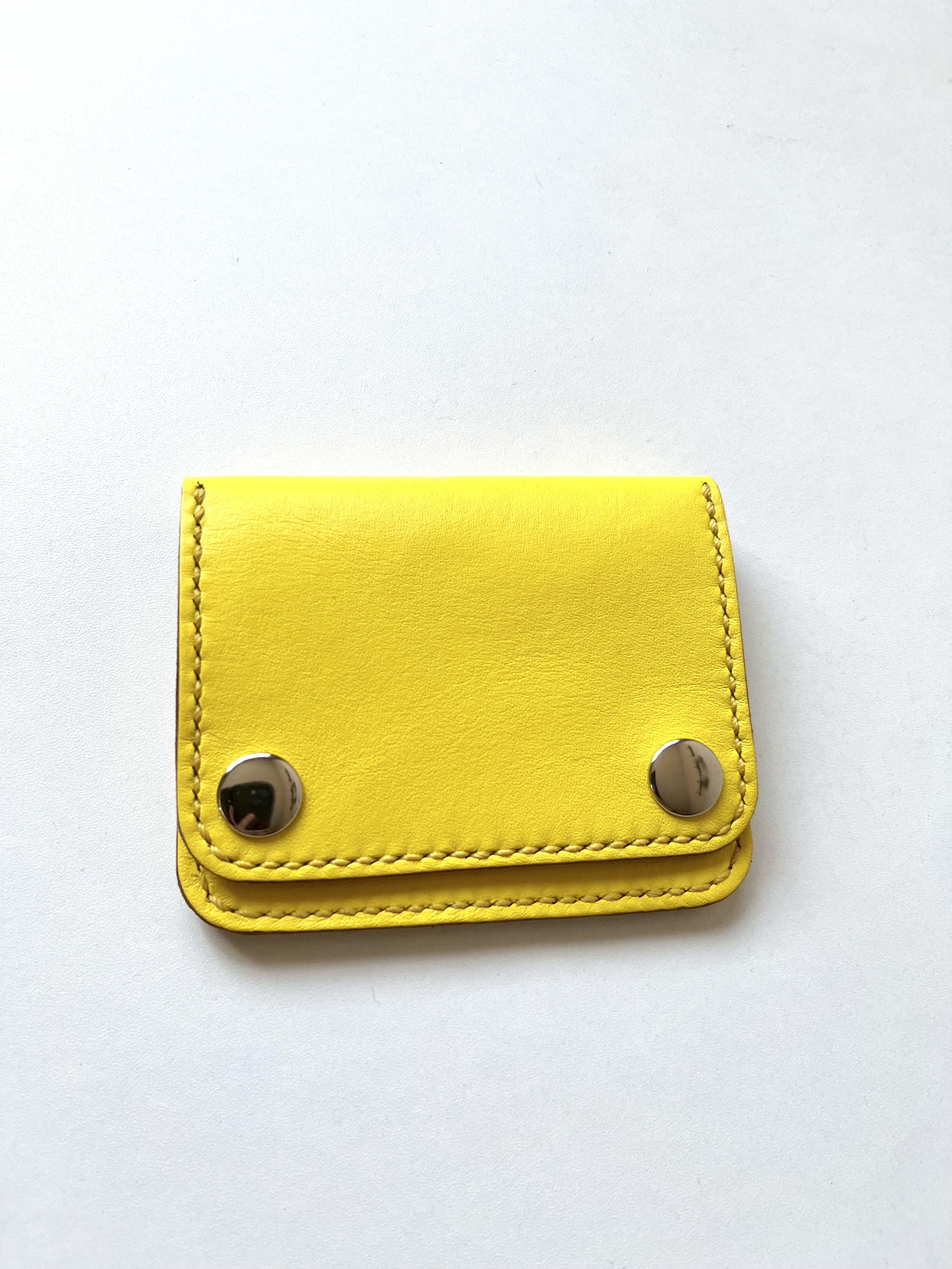 コンパクトなレザーファスナー財布　イエロー
