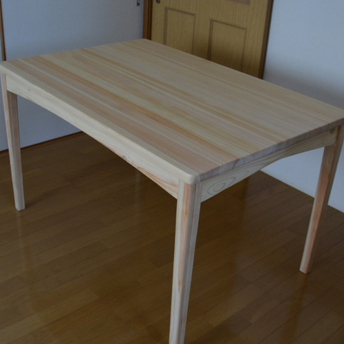 ダイニングテーブル、幅120cm 奥行80cm 高さ72cm 無垢のヒノキ