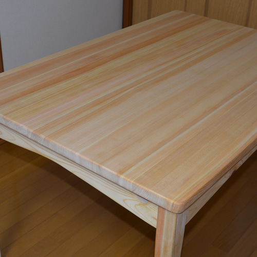 ダイニングテーブル、幅120cm 奥行80cm 高さ72cm 無垢のヒノキ