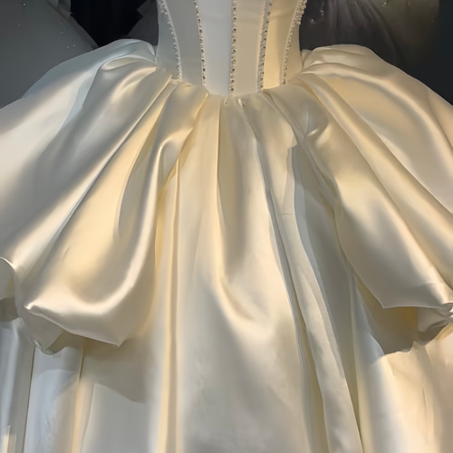 高級感！チューブトップ オフホワイト ビジュー 上品なシルエット  