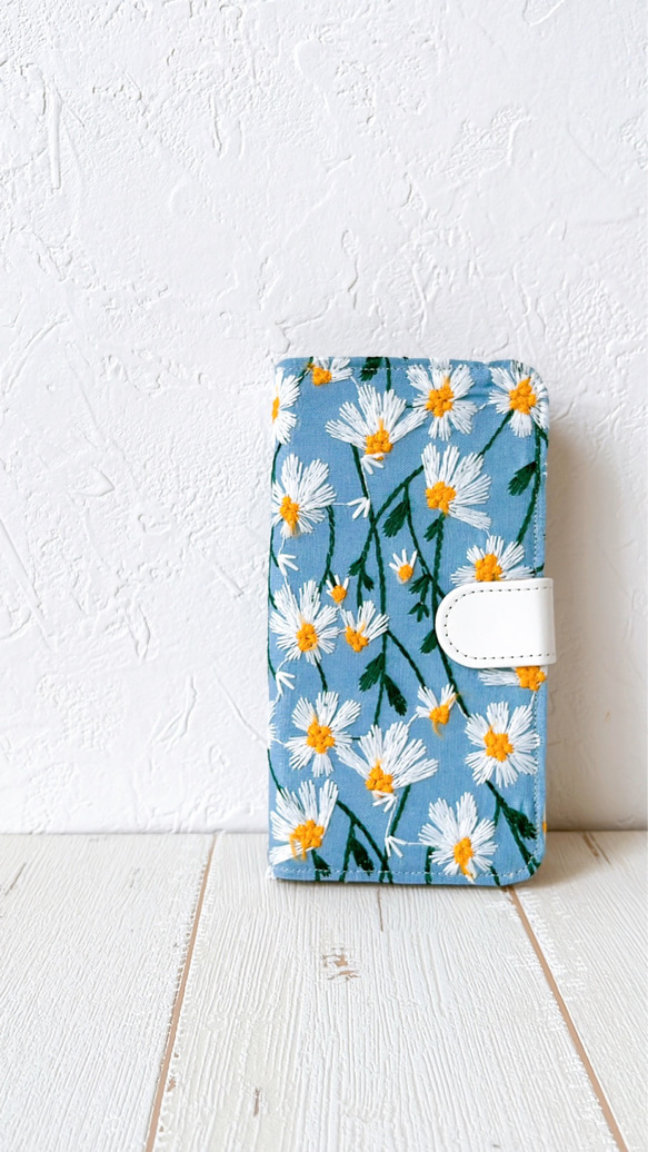 手帳型　風にそよぐマーガレット　ブルー　iPhoneケース 1枚目の画像