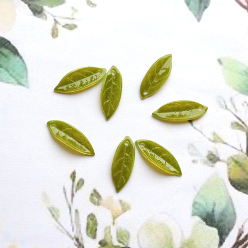 新作☆リーフ 葉っぱ チャーム アクリル樹脂パーツ オリーブグリーン