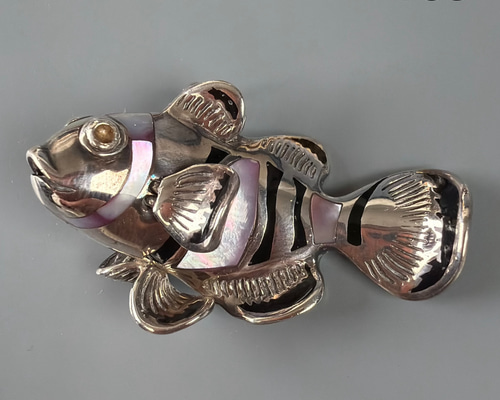 訳あり クマノミ型 シルバー925 螺鈿装飾 ペンダントトップ r53