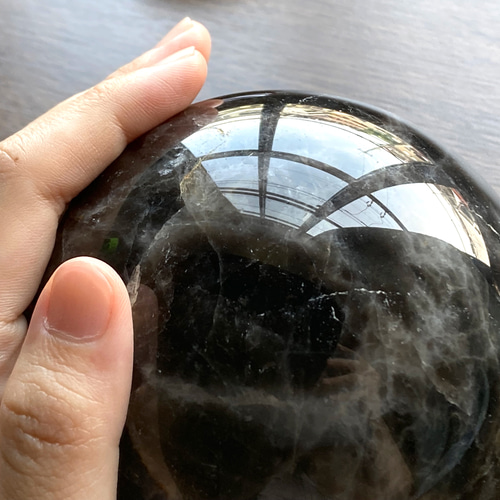 ang3　純天然モリオン　黒水晶　丸玉　大玉2.4Kg　木製台座付き！ 楽天市場】○特大サイズ 漆黒の丸玉【モリオン 黒水晶 丸玉 台座