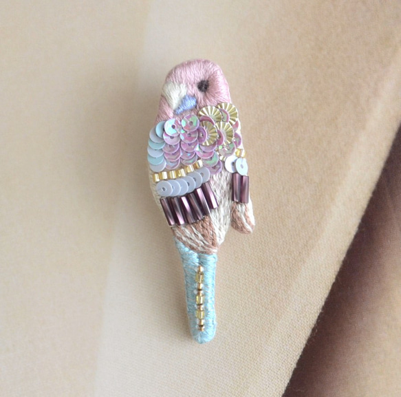 ビーズ刺繍　小鳥ブローチ　ピンク 1枚目の画像