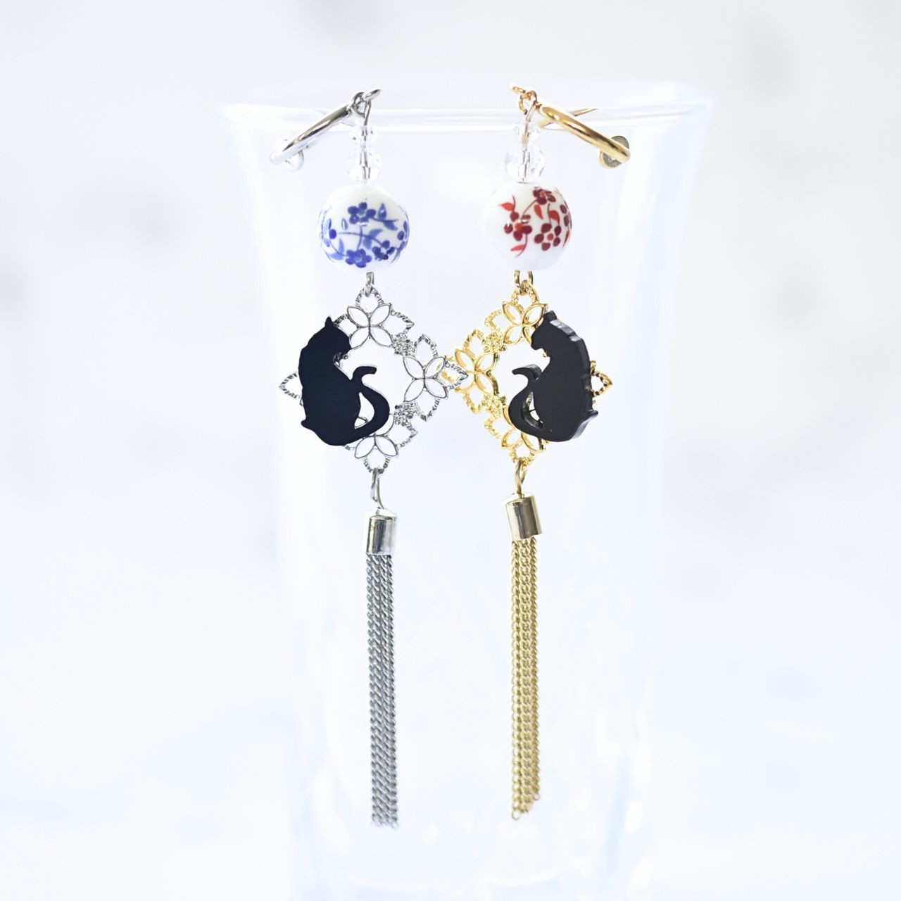 【お買い得】黒猫と陶器ビーズのペアイヤーカフ – ゴールド＆シルバーで楽しむ和モダンデザイン