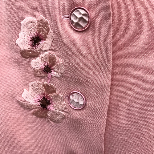 ノコオーノ プリーツ加工 花モチーフ ノーカラージャケット ピンク