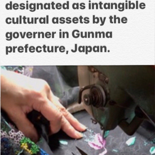 伝統工芸 横振り刺繍 大判刺繍花ノーカラープリーツジャケット パンツ