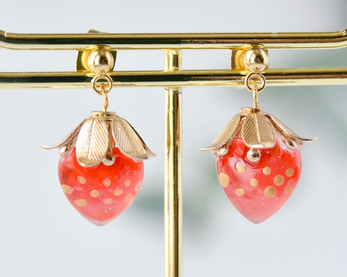ガラスのいちご（イチゴ）ピアスorイヤリング ピアス（スタッド
