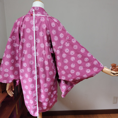 京みやび　花柄ピンク着物　刺繍付き袴　120〜130目安 着物〉ピンク色 匹田柄に牡丹柄着物 〈袴〉紫色 花王冠刺繍袴