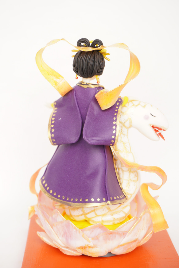 白蛇に乗った弁財天の人形 