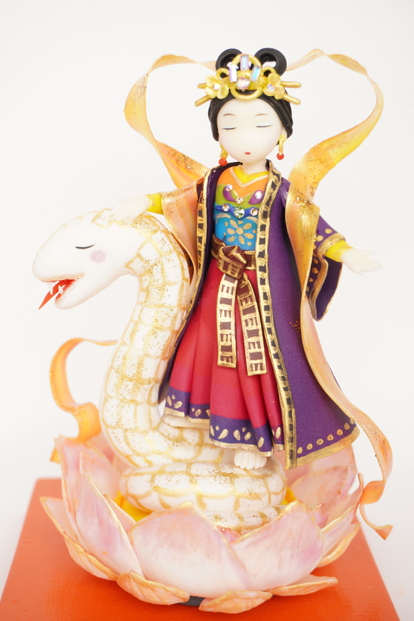 白蛇に乗った弁財天の人形 