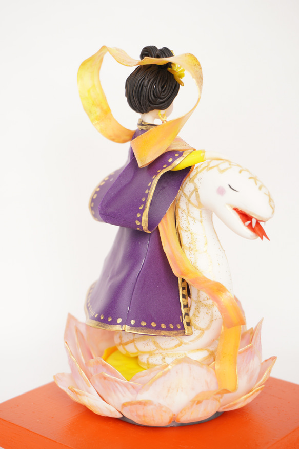 白蛇に乗った弁財天の人形 