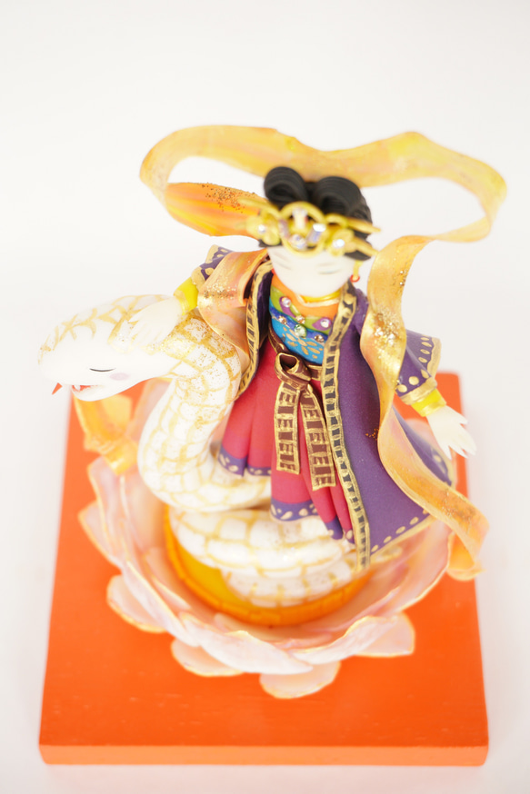 白蛇に乗った弁財天の人形 