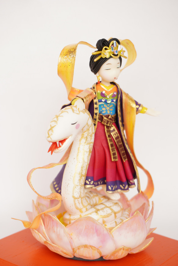 白蛇に乗った弁財天の人形 