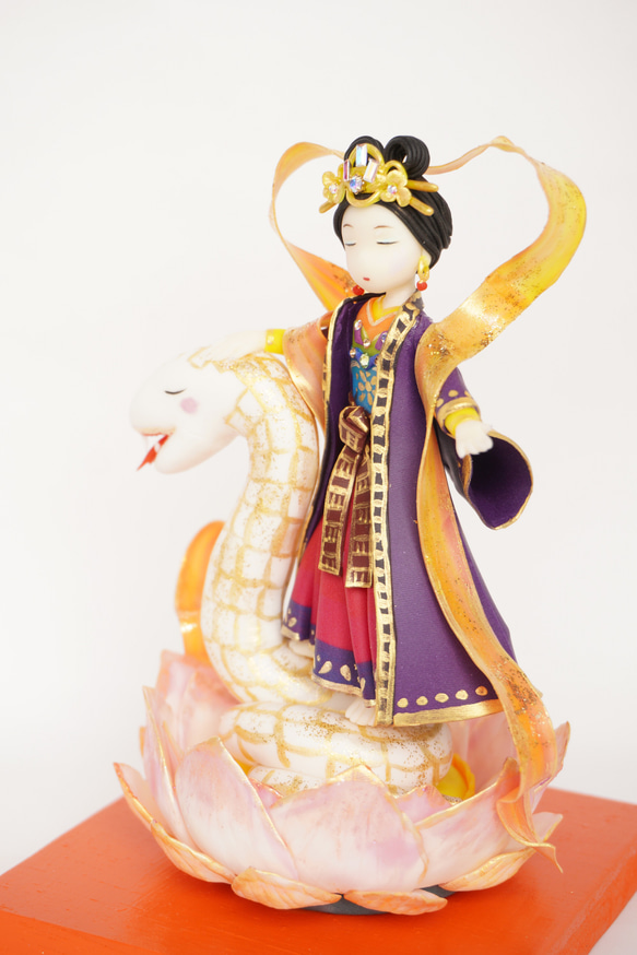 白蛇に乗った弁財天の人形 