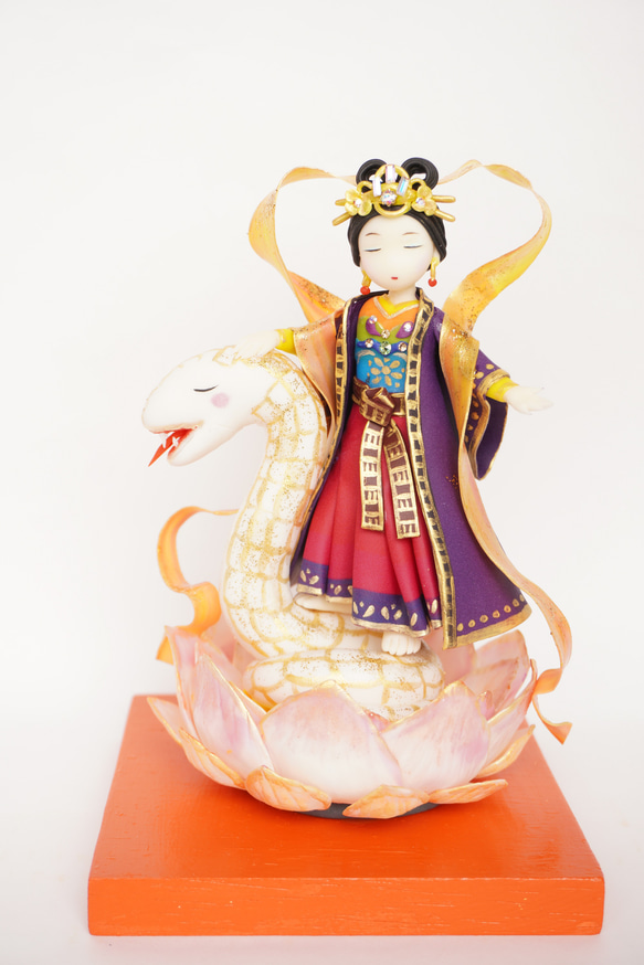 白蛇に乗った弁財天の人形 
