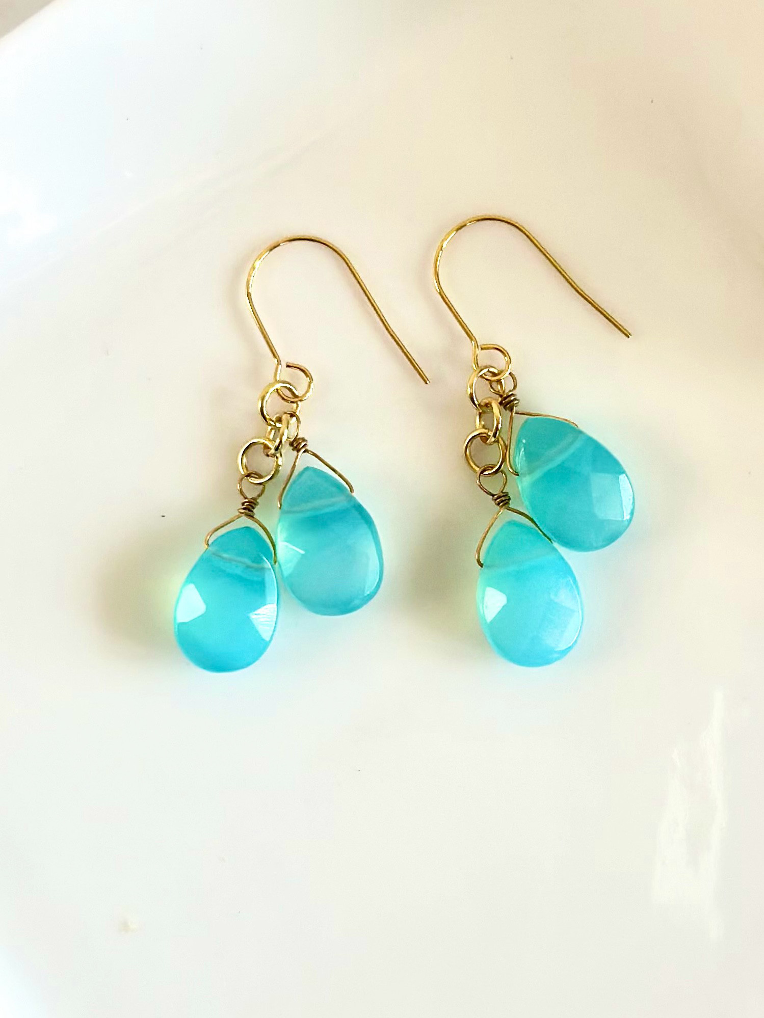 小さな天然石◇シーブルーカルセドニー◇ホワイトシェル猫のピアス