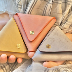本革】一枚革で仕立てる牛革ネーブneveの三角ミニコインケース 小銭