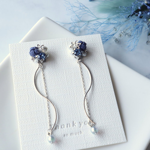 小さな水引玉ときらめく花のピアス〔ネイビーブルー〕／イヤリング変更