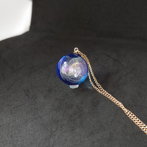 渦巻くブルーの宇宙玉レジンの球体ネックレス ネックレス・ペンダント