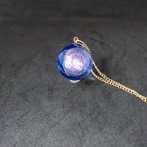 渦巻くブルーの宇宙玉レジンの球体ネックレス ネックレス・ペンダント