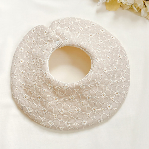 累計1万枚突破！人気のスタイ】花柄レース刺繍のまんまるスタイ／出産