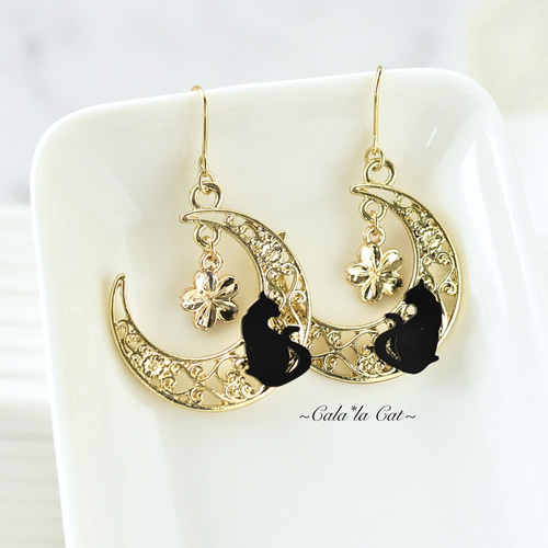 月夜に佇む黒猫のシルエット ゴールドピアス / 金 ねこ ネコ ペット  