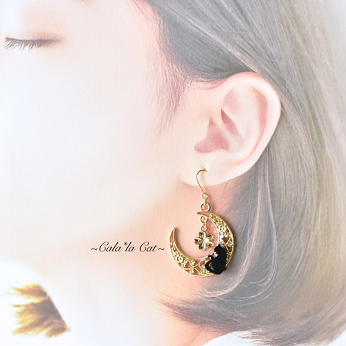 月夜に佇む黒猫のシルエット ゴールドピアス / 金 ねこ ネコ ペット  