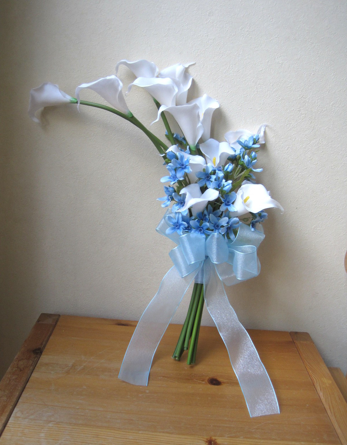 カラーリリーとブルースターのクラッチブーケ♪ナチュラルブーケ♪ブートニア付き♪生花みたいに綺麗な造花です♪高品質