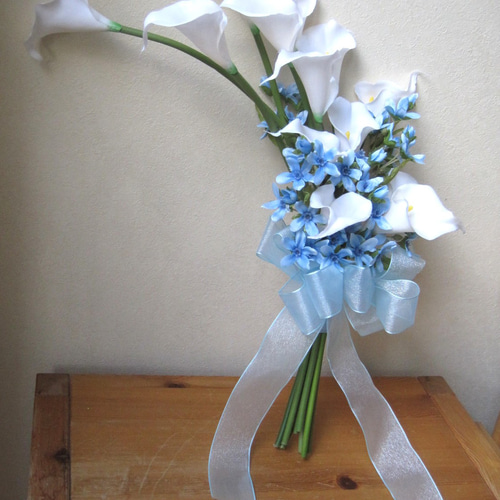 カラーリリーとブルースターのクラッチブーケ♪ナチュラルブーケ