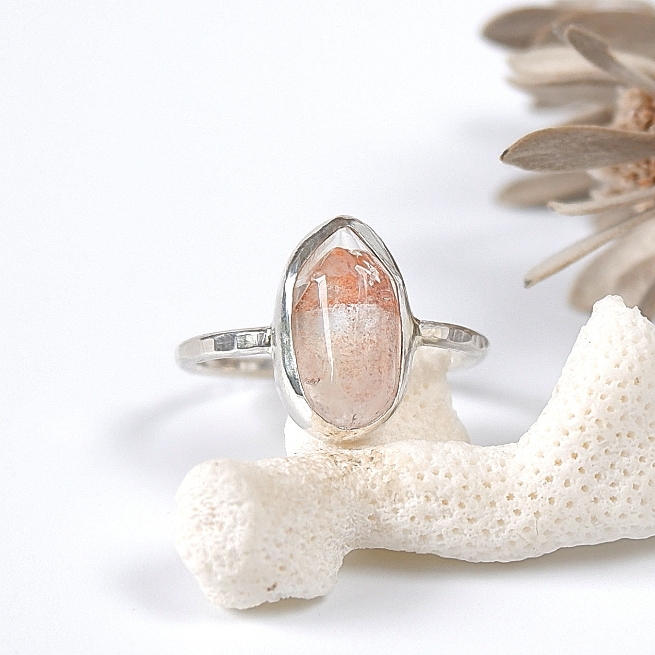 ～成長の跡を残して～　レッドファントムクォーツのリング　槌目 　11号　天然石アクセサリー　一点物