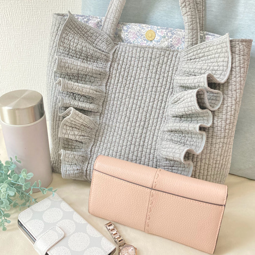 新作】天使の羽根フリルの軽やかヌビバッグ♪イプルキルト♪グレー