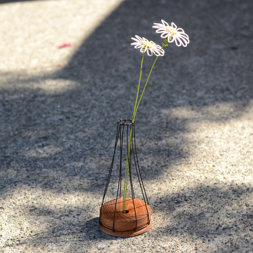 フラワーベース(広葉樹+黒ワイヤー)、一輪挿し、花はオプションで選択