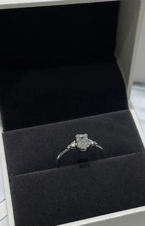 0.6ct  モアッサナイト  　モアサナイトリング  6×4mm