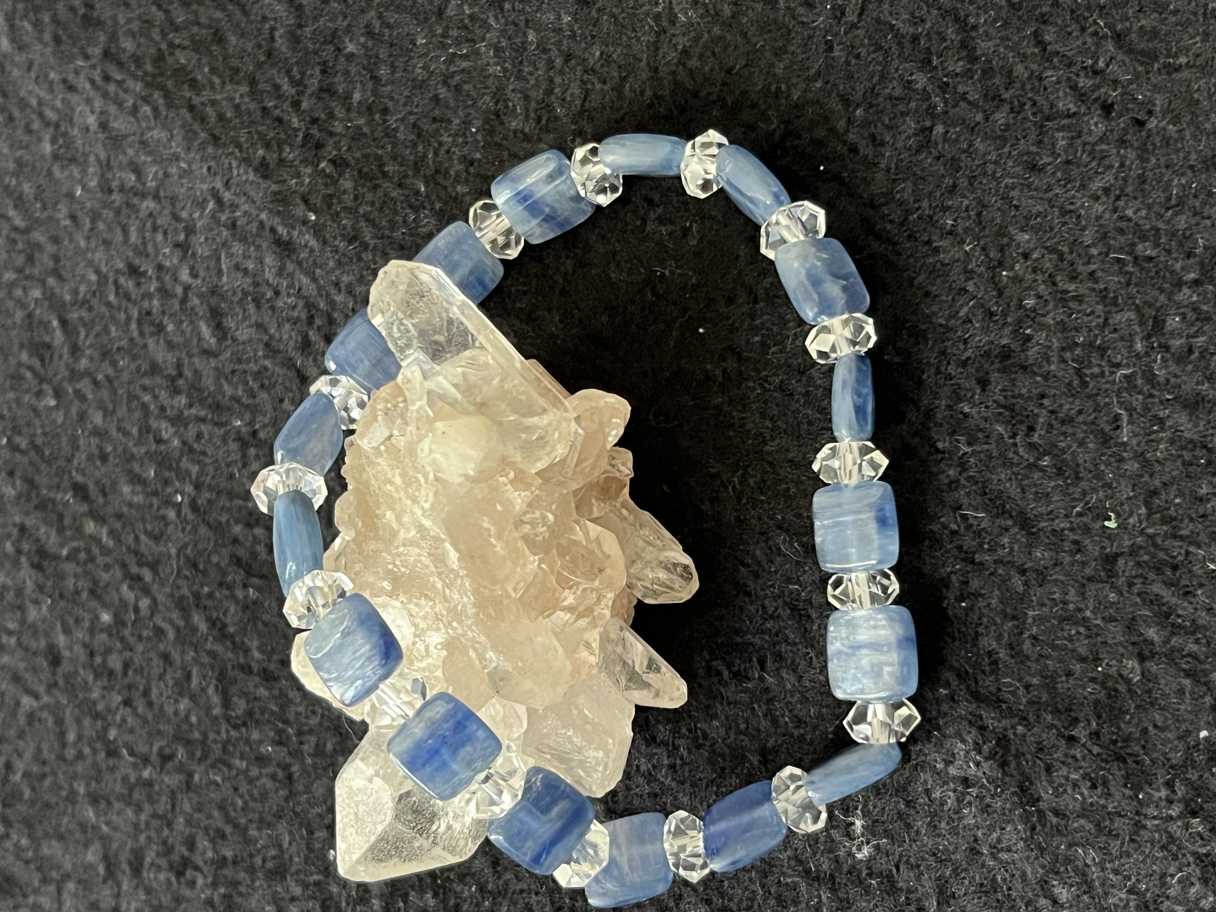 310.天然石カイヤナイトと水晶の綺麗系ブレスレット