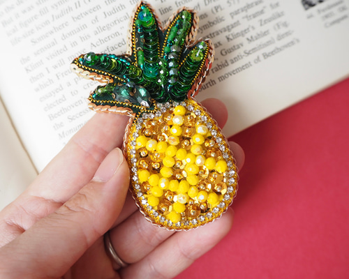 SALE】✳︎ パイナップル ✳︎ ビーズ 刺繍 ブローチ ブローチ