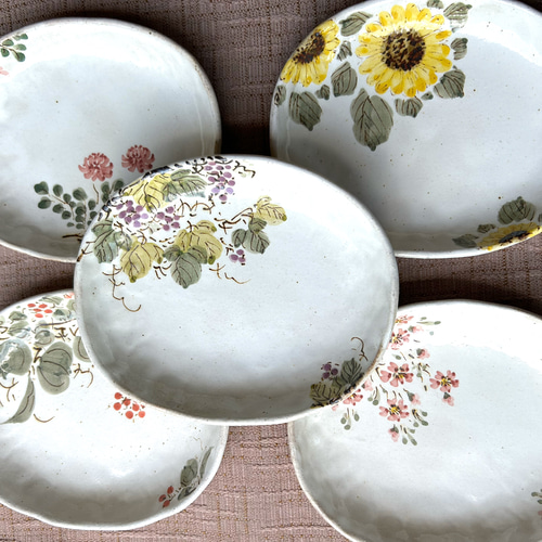 粉引き、花絵銘々皿五柄 中皿 じゅん陶房 通販 17805672｜Creema