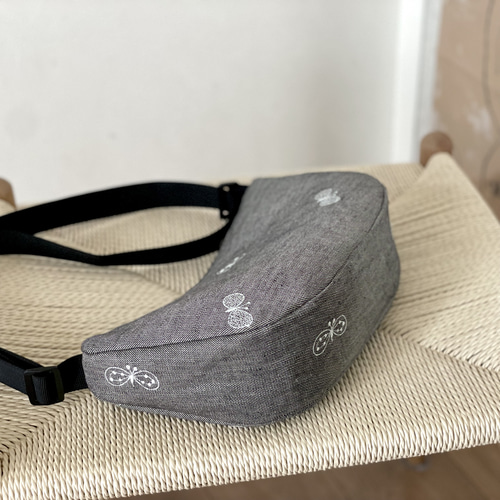 ⚮̈ミナペルホネン からだにフィットするボディバッグ 