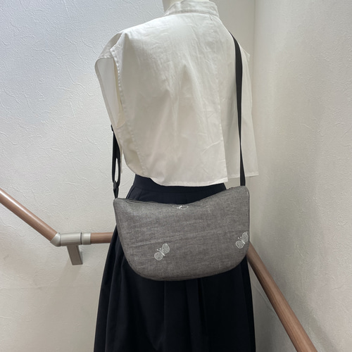 ⚮̈ミナペルホネン からだにフィットするボディバッグ 