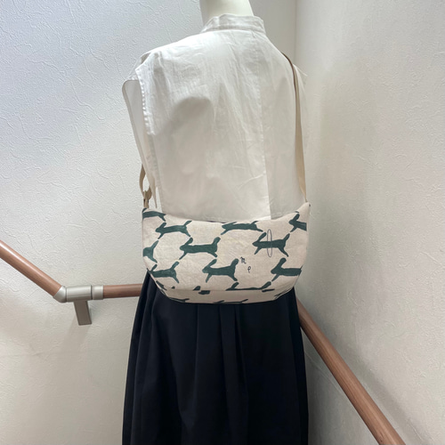 ⚮̈ミナペルホネン からだにフィットするボディバッグ runrunrun